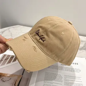 Dettaglio del cappellino in cotone kaki con ricamo New York e finitura invecchiata