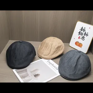 Atmungsaktive Vintage Schiebermützen in Schwarz, Khaki und Grau auf Holzgrund