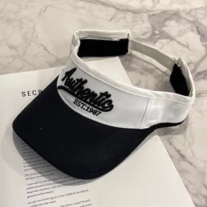 Dettaglio del ricamo 3D sulla visiera parasole sportiva in bianco e nero trendy