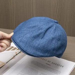 Detaillierte Makroansicht der blauen Schirmmütze Textur und der breiten Krempe