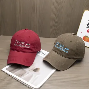 Détails de broderies de haute qualité sur des casquettes en coton bordeaux et vert olive