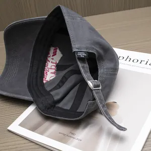 Casquette de baseball en coton gris foncé avec broderie, vue intérieure et boucle réglable