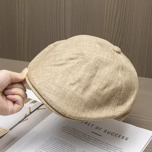 Nahaufnahme der khakifarbenen Schirmmütze mit Strukturstoff und Kopfknopf-Detail