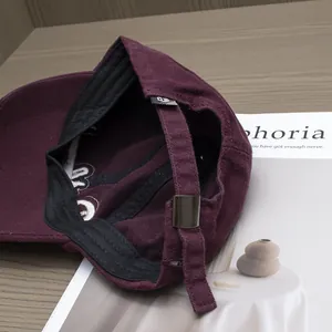 Berretto da baseball bordeaux invecchiato con fibbia in metallo e ricamo sul retro