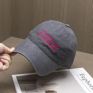 Détail de la casquette de baseball en coton gris foncé avec broderie 3D rose vif vue