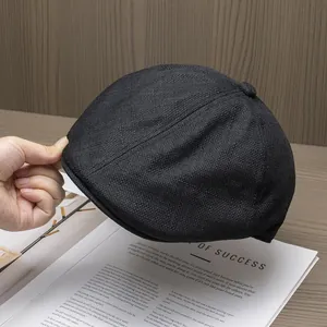 Detail einer schwarzen Schirmmütze mit 8-Panel-Nähten und strukturierter Stoffoberfläche