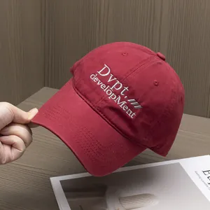 Détail de la broderie Dvpt sur casquette de baseball en coton sergé bordeaux de qualité