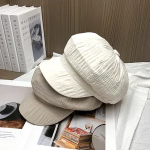 Ademende geplooide krantenbezorgerspet voor dames in wit en beige, stijlvolle baret