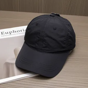 Λεπτομέρεια μαύρου καπέλου μπέιζμπολ που στεγνώνει γρήγορα με πλυμένη υφή