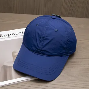 Κοντινό πλάνο με σκούρο μπλε καπέλο μπέιζμπολ που στεγνώνει γρήγορα σε ξύλινη επιφάνεια