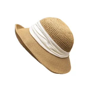 Chapeau de paille kaki élégant avec ruban plissé blanc pour vacances d'été à la plage