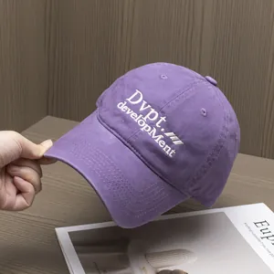 Détail de la broderie blanche sur casquette de baseball en coton violet lettrage