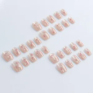 Kurze trapezförmige Kunstnägel in Nude-Rosa mit 3D-Metallherzen und Sternmustern