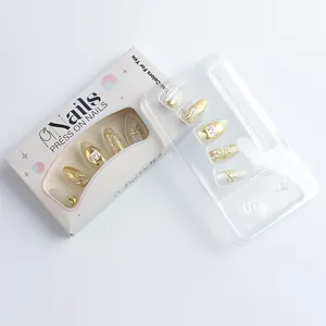 Détail de faux ongles de luxe avec nœud doré 3D et motif de chat en blanc élégant