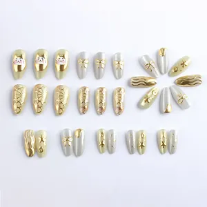 Faux ongles œil-de-chat rétro de luxe avec chat porte-bonheur doré et motifs floraux