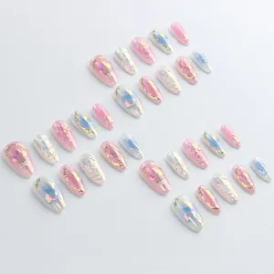 Faux ongles amande avec relief floral 3D et fini aurore aux reflets nacrés