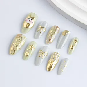 Kit faux ongles vert clair de luxe avec nœuds dorés 3D et breloques chat porte-bonheur