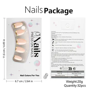 Detailansicht der mandelförmigen Nude-Fingernägel mit Goldrand und Zubehör-Set