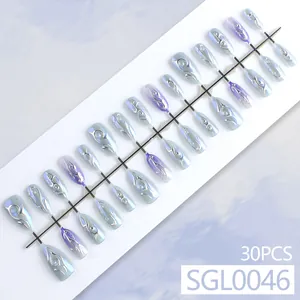 30 unghie a mandorla sfumate viola e blu con linee 3D argento e dettagli in perla