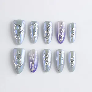 Unghie a mandorla sfumate blu viola con trama a spirale in metallo liquido 3D argento