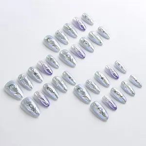 Set unghie a mandorla con sfumature aurora viola e linee in metallo liquido 3D argento