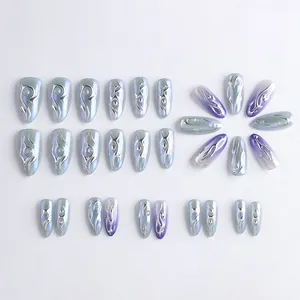 Unghie finte a mandorla sfumate aurora viola con fiamme metalliche argento 3D