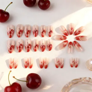 Unghie finte a mandorla sfumate rosso ciliegia con decorazioni in rilievo 3D di lusso