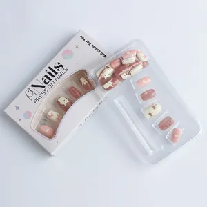Vue macro de faux ongles roses mignons avec pattes de chat 3D, nœuds et cœurs