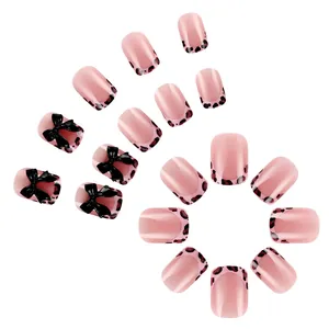 Faux ongles carrés brillants avec motif léopard et nœuds noirs en 3D élégants
