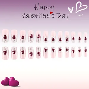 Unghie finte viola lucide per San Valentino con cuori glitterati e onde d'argento