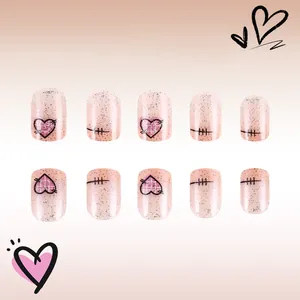 Kurze Kunstnägel mit glitzernder rosa Basis, rosa Herzen und karierten Mustern im Detail