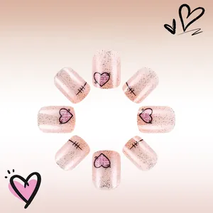 Kurze glänzende Kunstnägel in Champagner-Rosa mit Glitzer und schwarzen Herz-Karomustern
