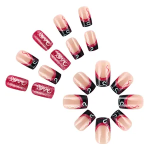 Korte glanzende kunstnagels met rode glitters, hartjes en zwarte french tips decor