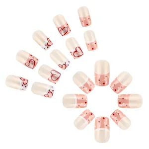 Unghie corte quadrate di San Valentino con pois rosa e cuori rossi glitterati
