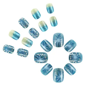 Faux ongles ovales courts à paillettes avec dégradé bleu, étoiles et strass