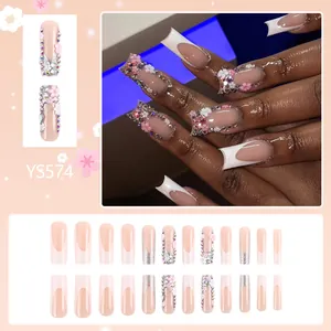 Faux ongles French avec fleurs 3D, cristaux et paillettes roses forme cercueil long