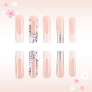 Détail de faux ongles cercueil longs avec fleurs 3D et pointes françaises