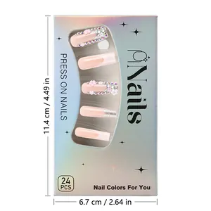 Détail de faux ongles French avec fleurs 3D et cristaux dans une boîte holographique