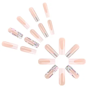 Faux ongles fleurs style français avec strass brillants et design à pointes blanches