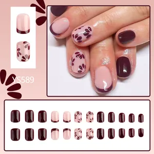 Kurze glänzende Kunstnägel zum Aufkleben in Weinrot und Rosa mit Blumenmuster und French Tips