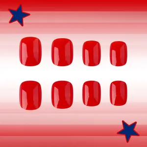 Détail de faux ongles squoval rouges brillants pour le thème du Jour de l'Indépendance