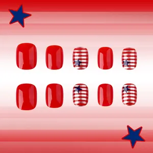 Vue détaillée de faux ongles courts avec motifs étoiles et rayures style drapeau USA