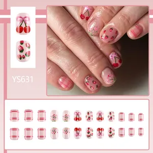 Kurze ovale künstliche Fingernägel in Rosa mit Kirsch- und Erdbeermuster im Set