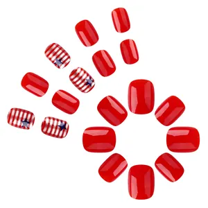 Faux ongles fête de l'indépendance avec étoiles et rayures rouges et bleues brillantes