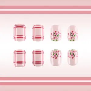 Detailansicht der rosa Kunstnägel mit Kirschblüten-Blumenmuster und rotem Schachbrettmuster
