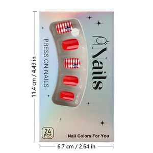 Vue macro de faux ongles pour le 4 juillet avec étoiles et rayures dans un emballage laser