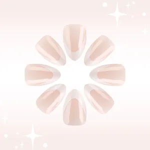 Unghie finte a mandorla French bianco classico con base rosa naturale in cerchio