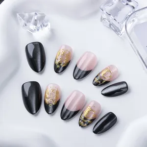 Unghie finte cat eye con motivi di stelle e lune dorate su punte a mandorla nere e rosa