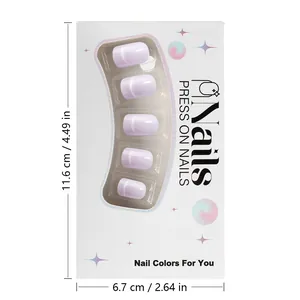 Gros plan d'ongles press-on lilas œil de chat avec les dimensions de l'emballage blanc