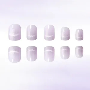 Détails de faux ongles courts carrés violets avec un fini scintillant œil de chat